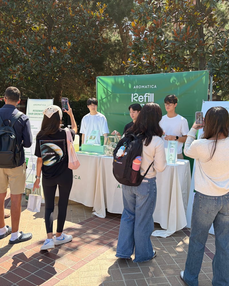 USC | AROMATICA Refill Day
On September 16–17, we partnered with USC KISA to host AROMATICA Refill Day at Trousdale Plaza.
Students stopped by to refill their bottles, explore AROMATICA products, and learn about their ingredients.
The two-day event brought hands-on product experiences and conversations about everyday sustainability to campus.